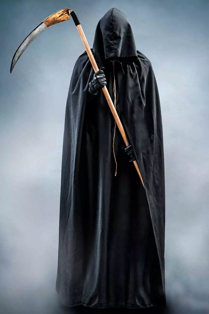 The Grim Reaper #halloweencostumes #halloweencostumeideas #menshalloweencostumes #halloweencostumesformen