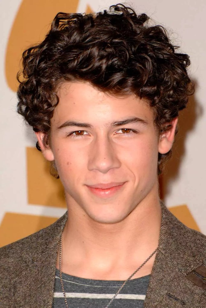 Nick Jonas Curls #jewfro #curlyhairmen #curlymen 